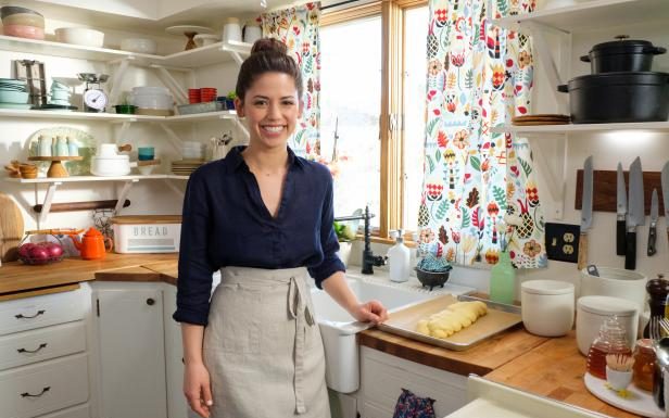 Molly Yeh Net Worth, Food Network, Cookbook, Recipes And More